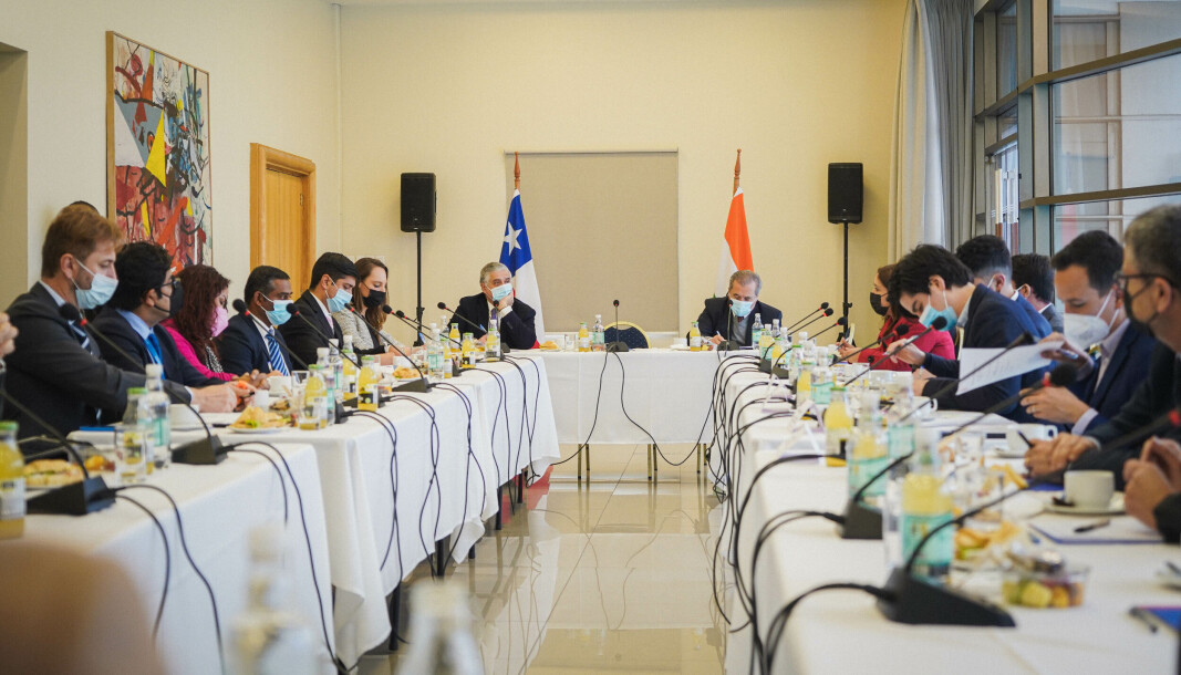 El subsecretario Ahumada junto a representantes de empresas de India y de nuestro país. El subsecretario Ahumada junto a representantes de empresas de India y de nuestro país.
