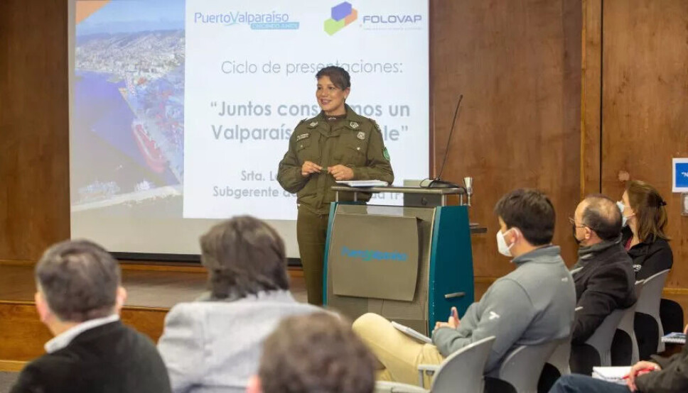 La teniente coronel Mylena Alvarez se dirige a los miembros de organizaciones públicas y privadas preocupadas por los hurtos en el puerto principal del país.