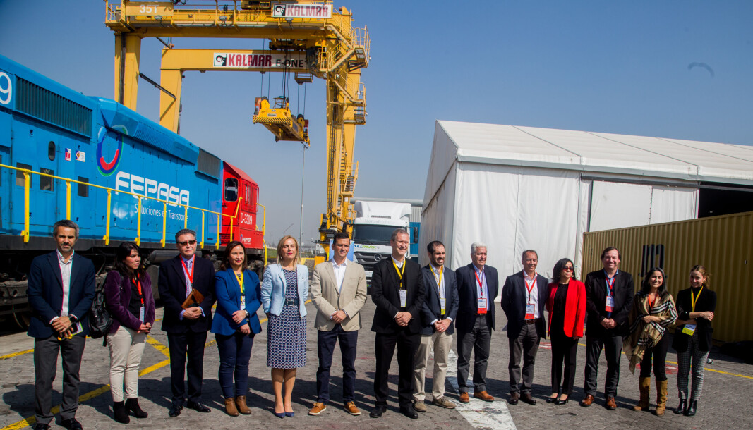 En la imagen vemos a los ministros Nicolás Grau (Economía) y Juan Carlos Muñoz (Transporte) junto a los dirigentes de organizaciones exportadoras, frutícolas, de operadores portuarios, choferes y transportistas luego de anunciar las medidas en el Terminal La Divisa, San Bernardo. En la imagen vemos a los ministros Nicolás Grau (Economía) y Juan Carlos Muñoz (Transporte) junto a los dirigentes de organizaciones exportadoras, frutícolas, de operadores portuarios, choferes y transportistas luego de anunciar las medidas en el Terminal La Divisa, San Bernardo.