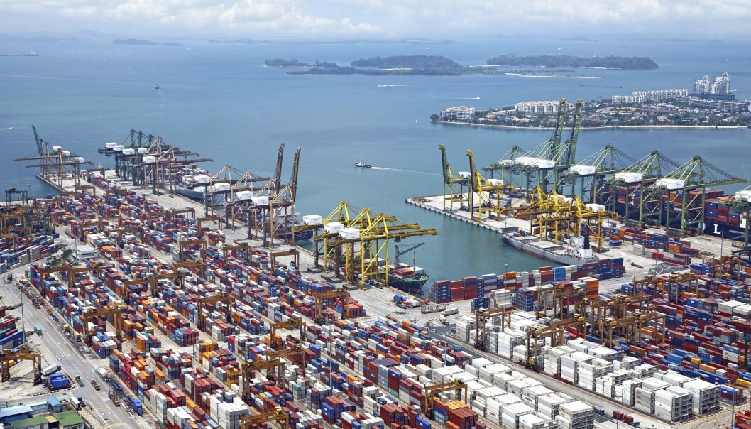 En la imagen se observa una vista del puerto de Singapur desde el aire. En la imagen se observa una vista del puerto de Singapur desde el aire.