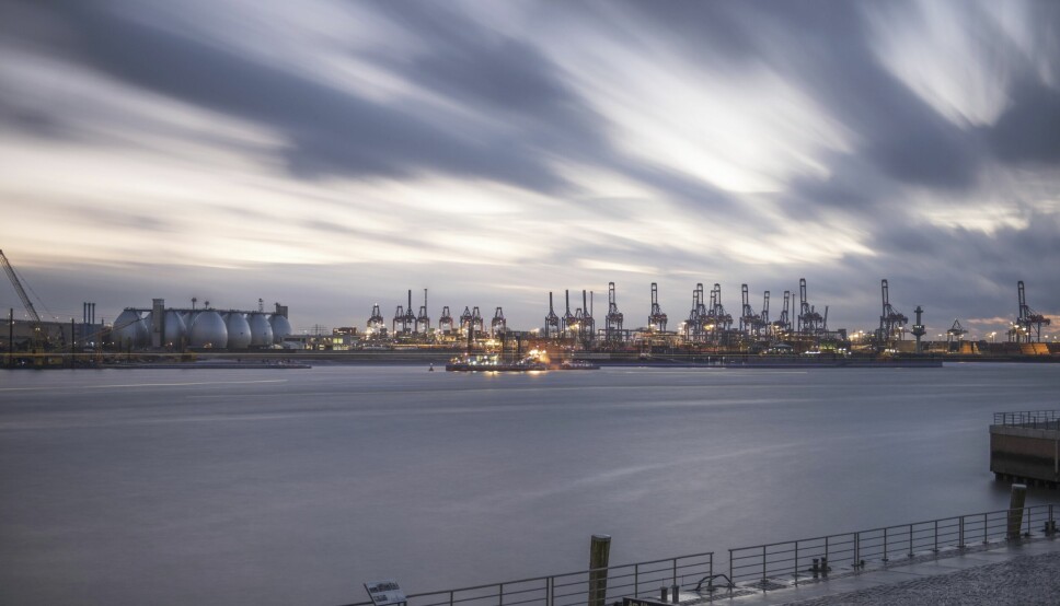 En la imagen se aprecia el puerto de Hamburgo, que a partir de 2025 comenzará a recibir las exportaciones de hidrógeno desde la Patagonia chilena