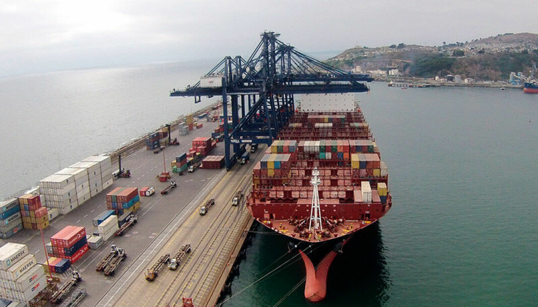 Faenas de descarga de contenedores en el puerto de San Antonio, inicio de la ruta oceánica hacia Asia Pacífico.