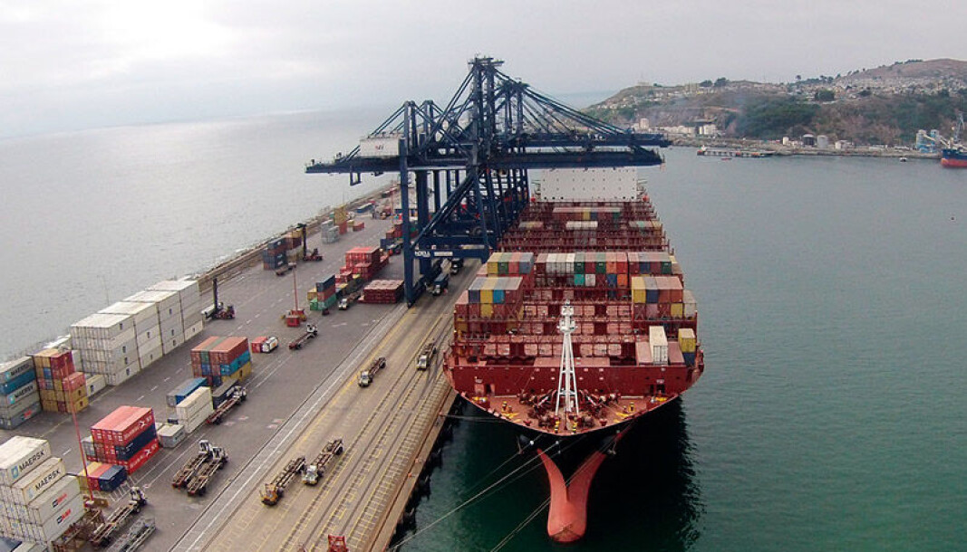 Faenas de descarga de contenedores en el puerto de San Antonio, inicio de la ruta oceánica hacia Asia Pacífico. Faenas de descarga de contenedores en el puerto de San Antonio, inicio de la ruta oceánica hacia Asia Pacífico.