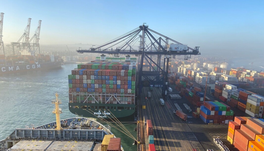 El terminal portuario de la Quinta Región cerró un acuerdo con sus trabajadores por un plazo de dos años y medio. El terminal portuario de la Quinta Región cerró un acuerdo con sus trabajadores por un plazo de dos años y medio.