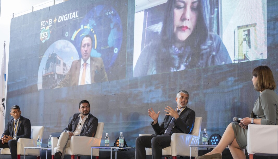 Los ejecutivos y autoridades que fueron parte del panel explicaron las ventajas del futuro corredor bioceánico Capricornio para nuestro continente. Los ejecutivos y autoridades que fueron parte del panel explicaron las ventajas del futuro corredor bioceánico Capricornio para nuestro continente.