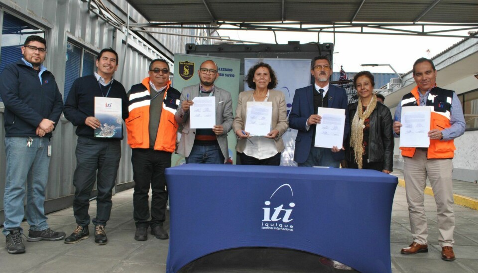 Representantes de los recintos educacionales en la firma del convenio con la portuaria.