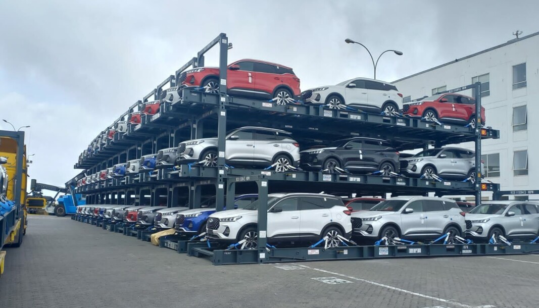 Contenedores apilables especialmente diseñados para el transporte de automóviles comienzan a ser más conocidos en el país. Contenedores apilables especialmente diseñados para el transporte de automóviles comienzan a ser más conocidos en el país.