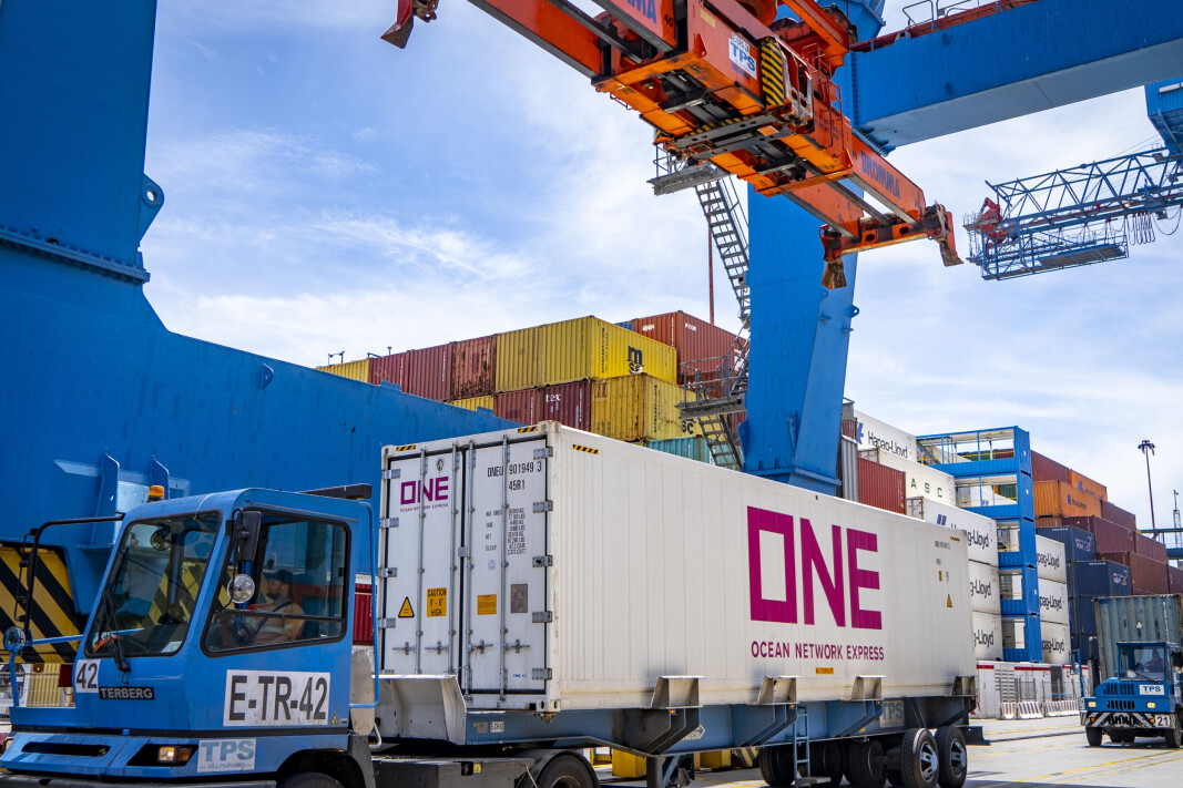 La imagen muestra el embarque de uno de los contenedores con cerezas con destino a China. La imagen muestra el embarque de uno de los contenedores con cerezas con destino a China.