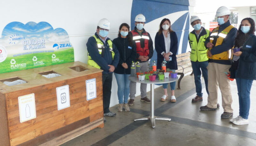Desde los puntos limpios, como el de la imagen, hasta la medición de su huella de carbono son iniciativas de la política medioambiental del enclave de servicios logísticos de Valparaíso. Desde los puntos limpios, como el de la imagen, hasta la medición de su huella de carbono son iniciativas de la política medioambiental del enclave de servicios logísticos de Valparaíso.