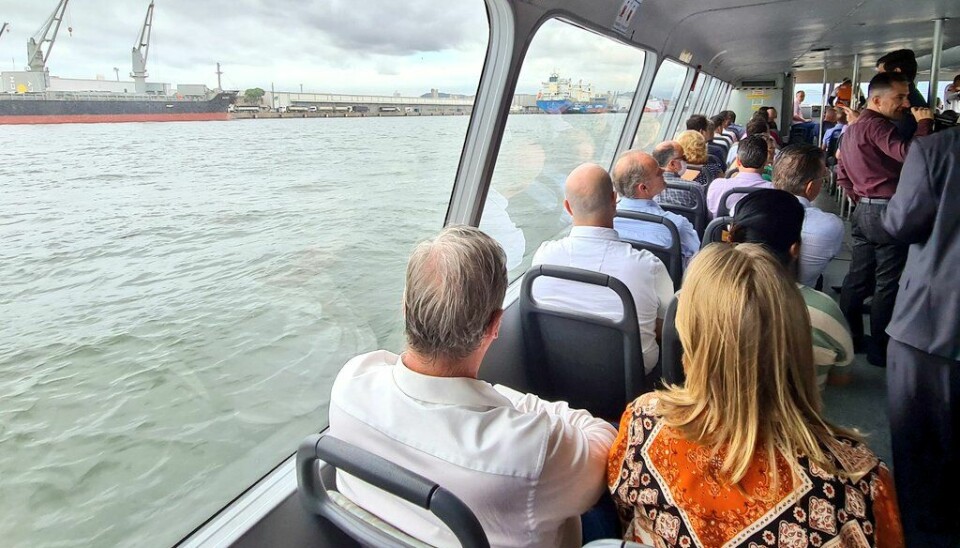 La imagen muestra la visita de un grupo de participantes en el evento al puerto de Santos.