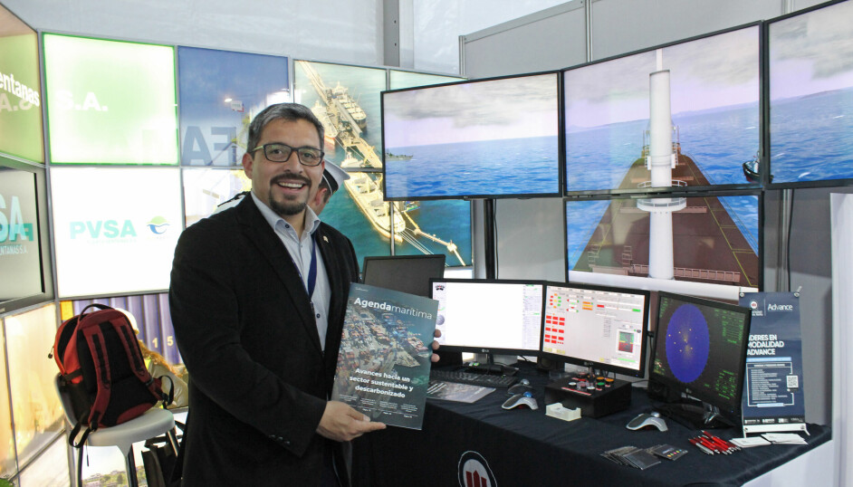 El director de la carrera de Ingeniería en Marina Mercante de la Universidad Andrés Bello en ExpoNaval2022.