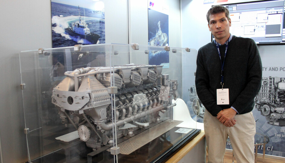 Motor MTU en el stand de Detroit en ExpoNaval2022, junto a Carlos Osorio, product manager de la empresa.