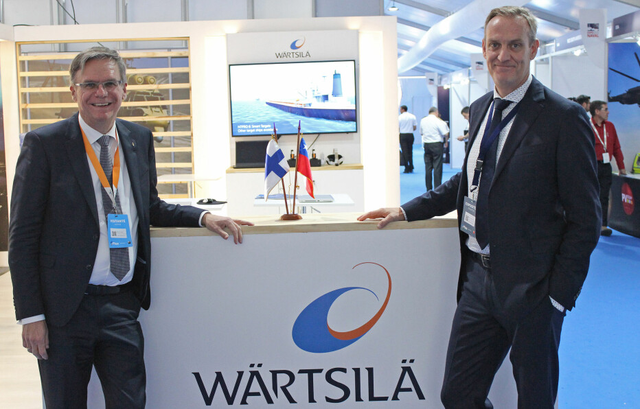 Los ejecutivos de la empresa finlandesa de sistemas marítimos Wärtsilä, Gise van Mourik y Hanno Schoonman, en ExpoNaval2022.