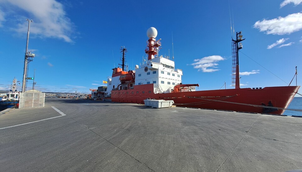 En el terminal de la Empresa Portuaria Austral, en Punta Arenas, atracó el buque de investigación oceanográfica Hespérides (A-33).