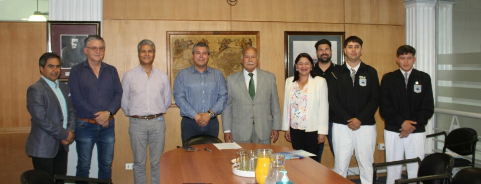 El acuerdo se firmó en la sede de IFOP en Valparaíso, con trabajadores de ambas instituciones y estudiantes de la escuela.