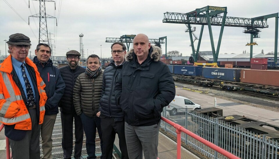 La delegación de la Empresa de Ferrocarriles del Estado, durante la visita a instalaciones portuarias en Europa.