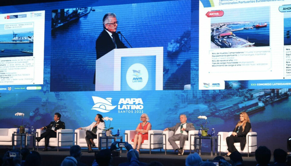 Panel de invitados en el evento realizado en la ciudad de Santos, Brasil.