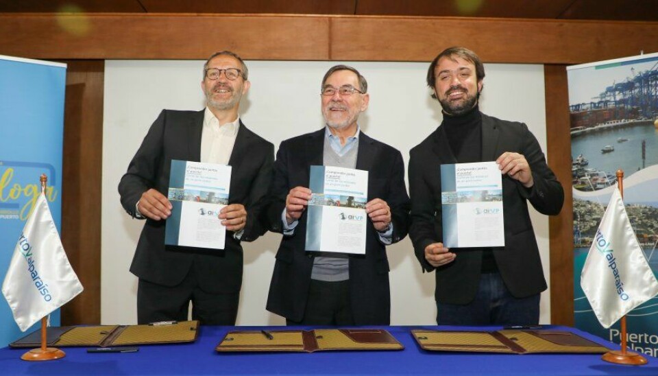 La firma del documento que incorpora a Valparaíso a la exclusiva red mundial de puertos.