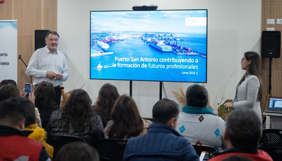 Representantes de Puerto San Antonio y el Liceo Poeta Vicente Huidobro expusieron la experiencia de colaboración entre ambas instituciones.