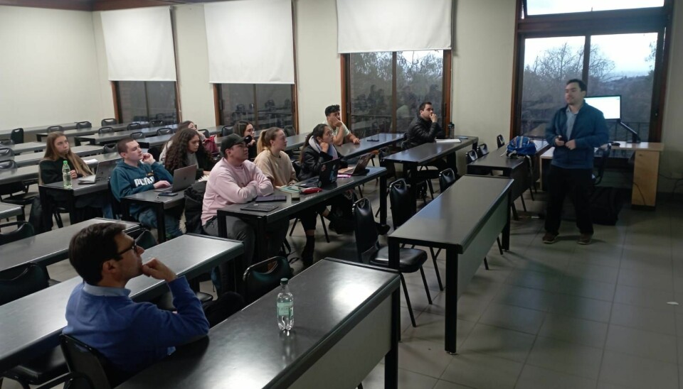 Felipe Gana durante su presentación en la Universidad de Los Andes.