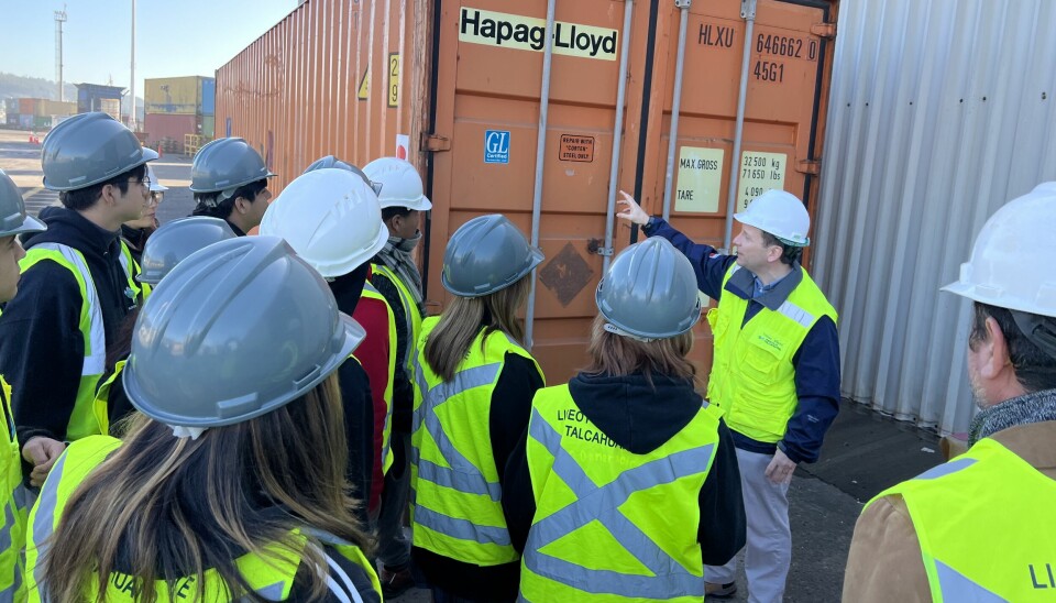 Las características y diferentes tipos de contenedores fue uno de los contenidos que enseñaron en el puerto a los estudiantes.
