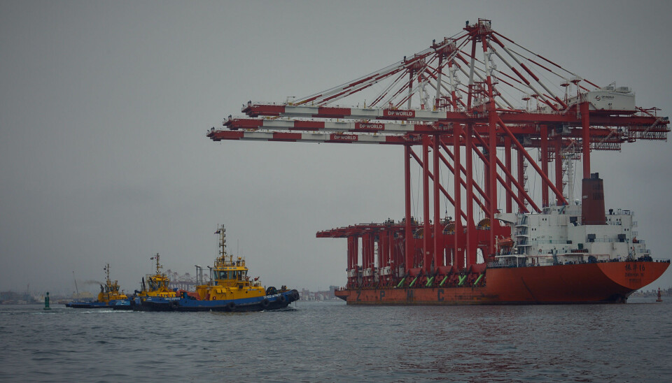 Las maniobras de los remolcadores a la llegada del barco desde China.