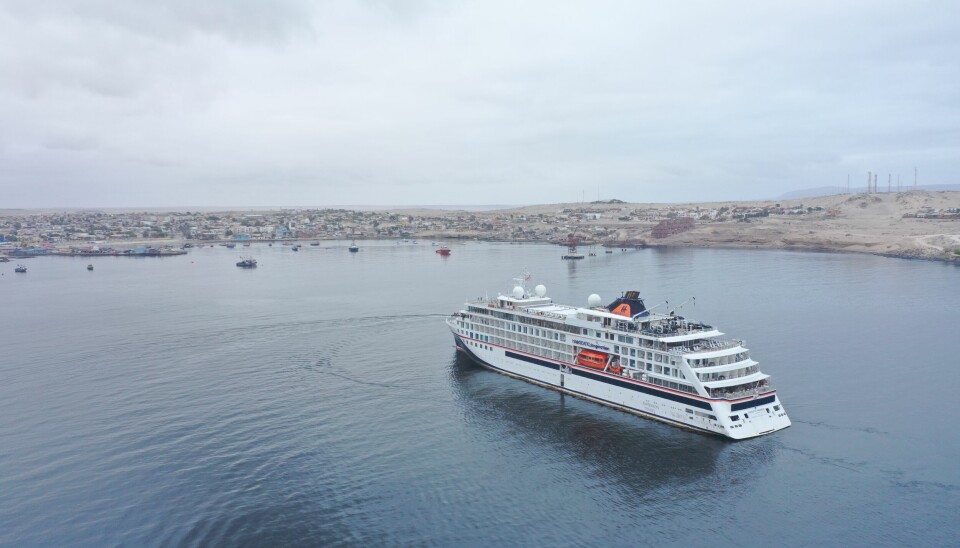 El 'Hanseatic Inspiration' a su arribo a la bahía. La embarcación tiene capacidad para recibir a 230 pasajeros y una tripulación de 169 miembros.