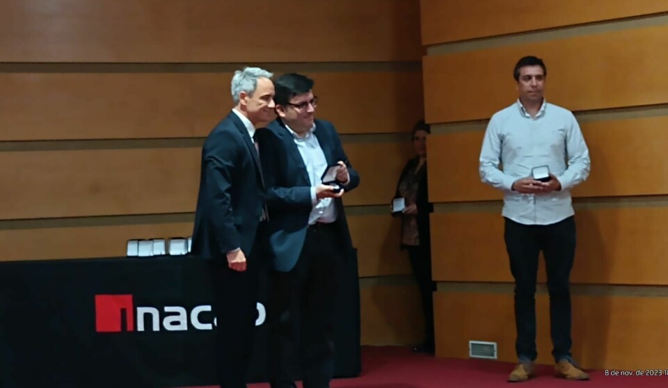 El premio “Contribución a nuestro Modelo Educativo” fue entregado por el vicerrector de INACAP Sede Valparaíso, Gonzalo Vallejo Berenguer, y recibido por Jaime Mondaca, jefe de Operaciones de la Zona de Actividades Obligatorias (ZAO).