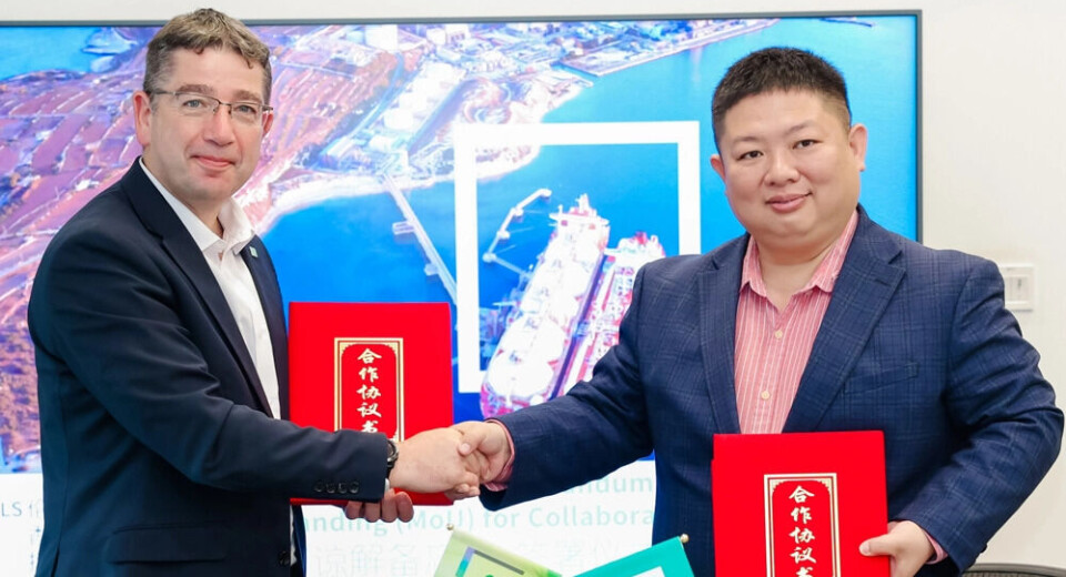 Nick Brown, CEO de Lloyd's Register, y Shuo Chen, fundador de H2Terminals.