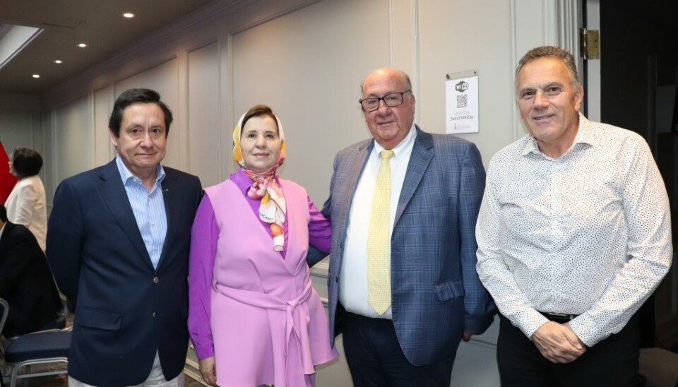 Ejecutivos de Frutas de Chile junto a la embajadora de Marruecos en Chile, Kenza El-Ghali.