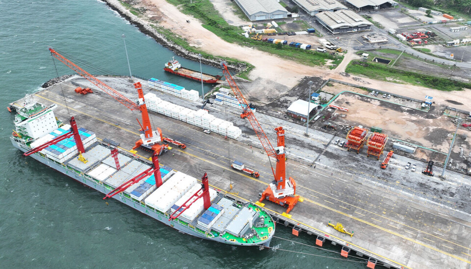 EJMT está frente al mar de Java y se encuentra fuera del canal de Surabaya.