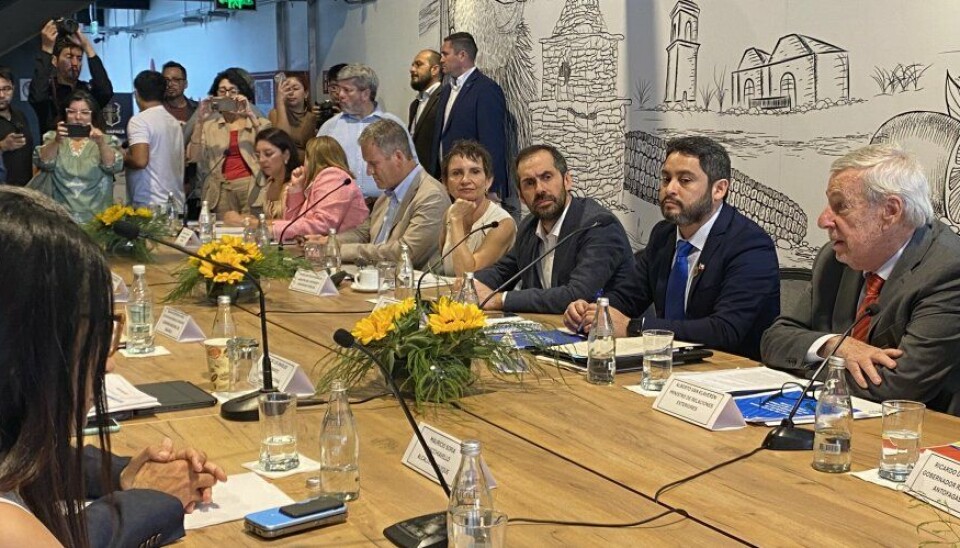 Autoridades de gobierno y regionales durante la sesión de la comisión.