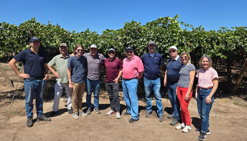 Los ejecutivos conocieron en terreno los cultivos de frutas para la exportación.