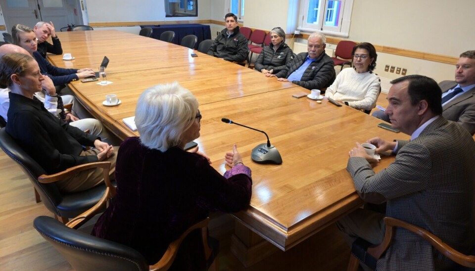 Ejecutivos durante la reunión junto a representantes del turismo antártico internacional.