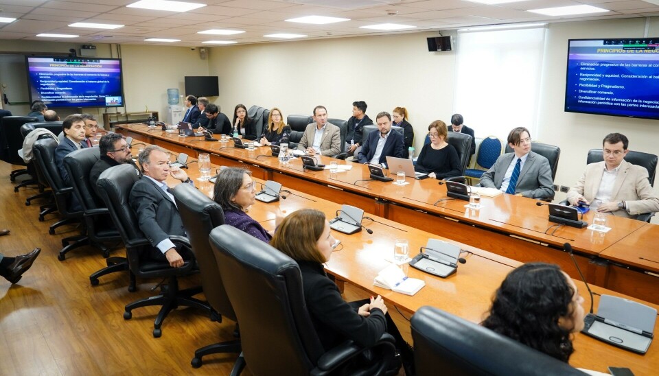 Autoridades y representantes de los gremios durante la reunión.
