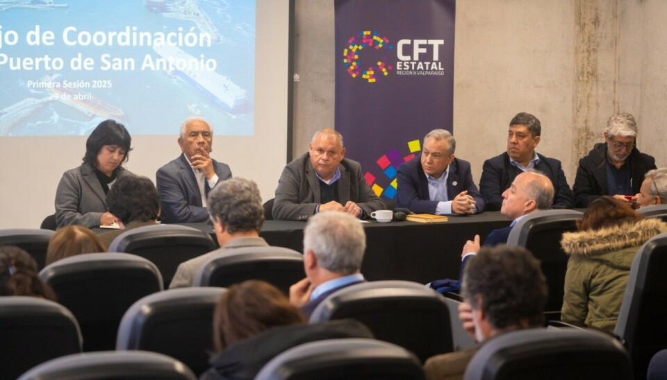 Integrantes del Consejo durante la exposición a los representantes de la comunidad.