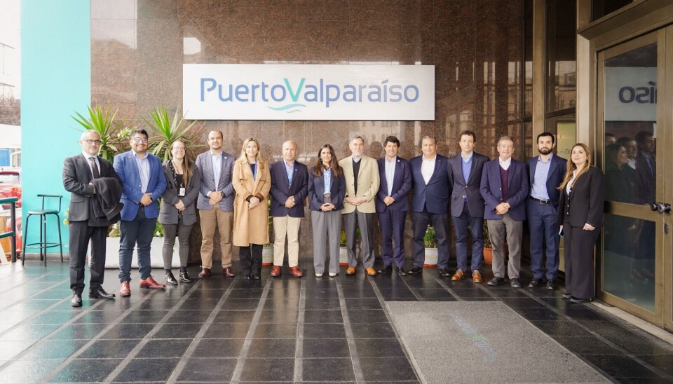 Autoridades de gobierno y ejecutivos portuarios tras la visita.
