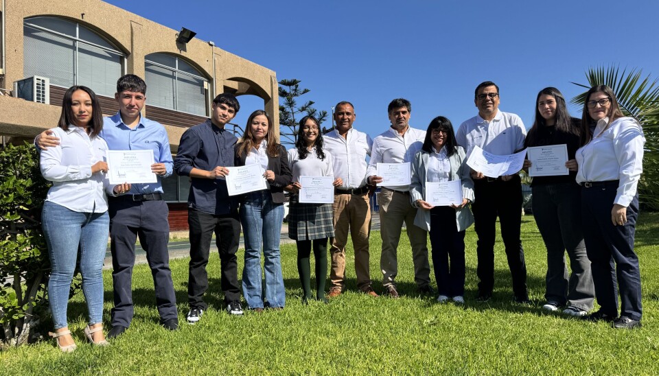 Colaboradores de EPI junto a sus hijos tras la entrega de las becas.